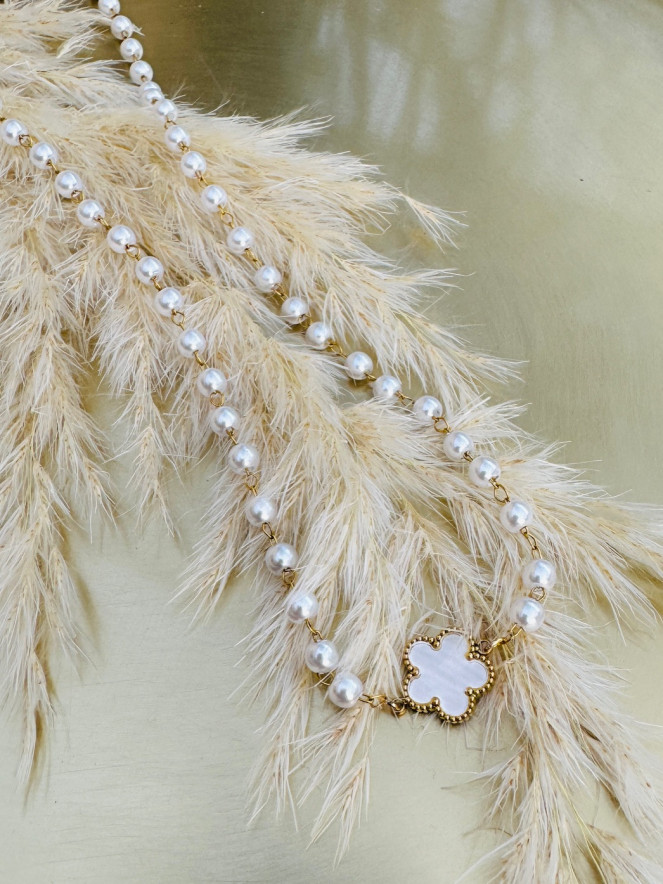 Collier Perla Fleur avec des perles rondes et un pendentif en nacre.